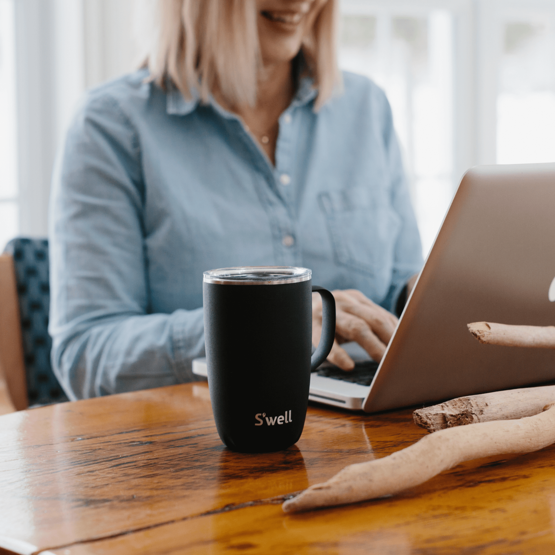 mug-16oz-d1 Swell-16oz-Mug-Onyx-Lifestyle-1.png