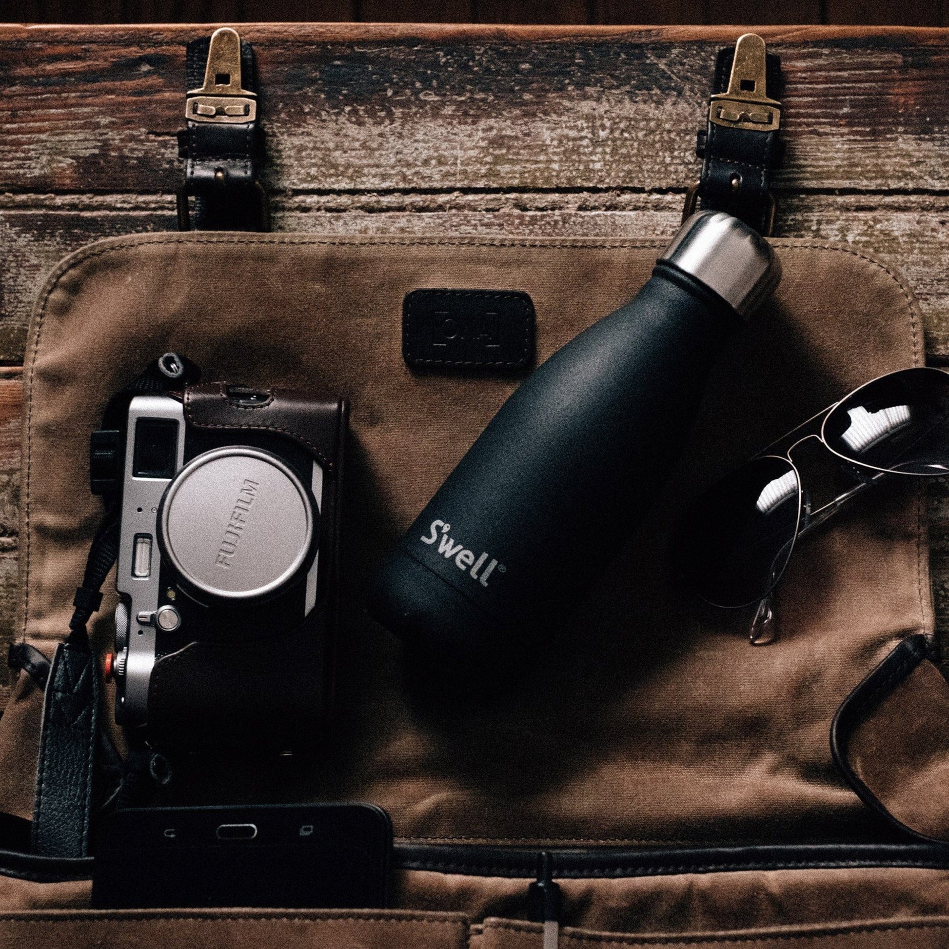 original-bottle-9oz-f7 Swell-Water-Bottle-9oz-Black-Onyx-LifeStyle.jpg